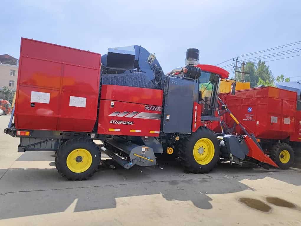 Самоходный кукурузоуборочный комбайн TR9988-6700